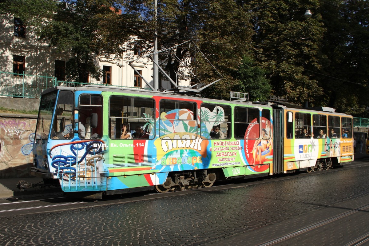 Tatra T4 in der Innenstadt von Lviv am 20.08.2015. Nr 1024 ist mit Werbung für einen Wasserrutschen Park dekoriert.