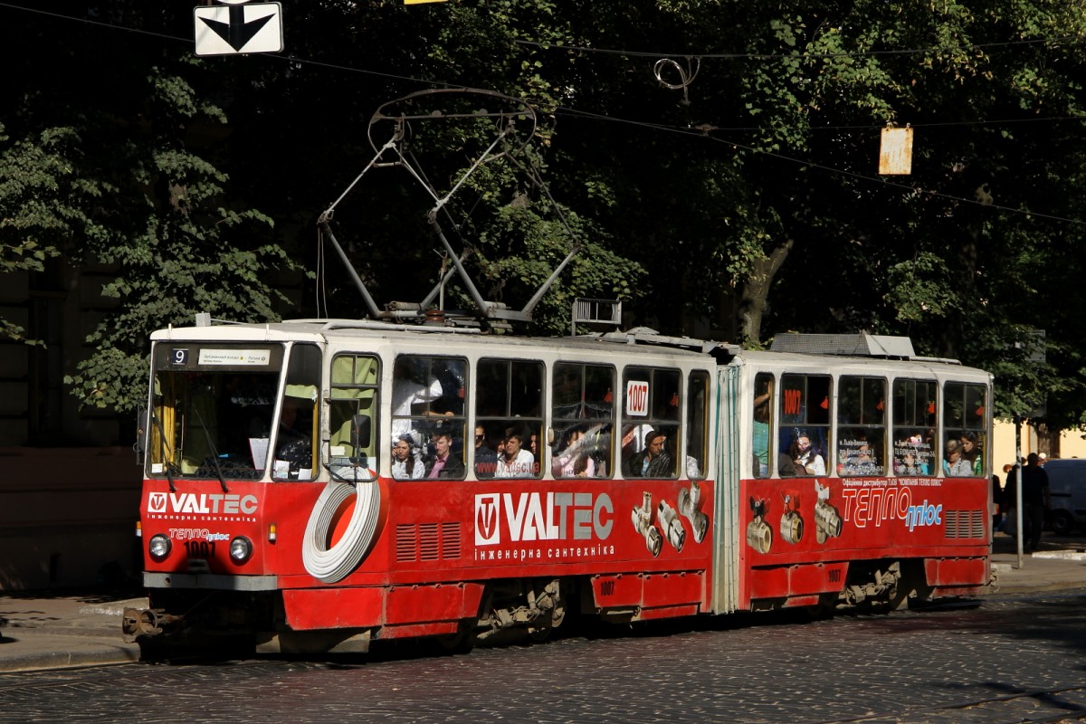 TATRA T4 mit der Nummer 1007 am 20.08.2015 in Lviv. Fotografiert an der Stefan Bandera Strasse . Werbung ist für Ventile.