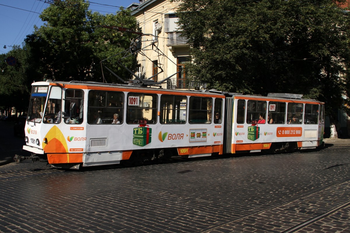 TATRA T4 mit der Nummer 1091 am 20.08.2015 in Lviv. Fotografiert an der Stefan Bandera Strasse . Werbung ist für Internet.