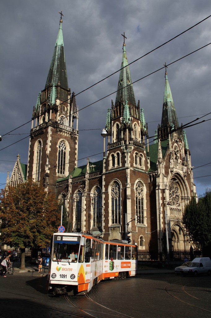 TATRA T4 mit der Nummer 1091 am 20.08.2015 in Lviv. Fotografiert bei der Stefan Bänder Strasse Ecke Gorodotschka Strasse.
Ein häufiges Stadtbild in Lviv, eine Kirche im Hintergrund.Glück hat man immer wenn gerade kein Autos durchs Bild fahren, oder sonst welches Gerümpel im Weg ist.