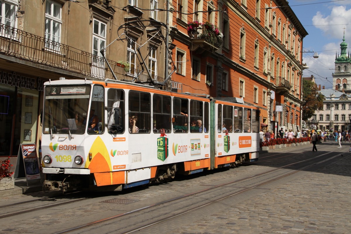 TATRA T4 mit der Nummer 1098 am 20.08.2015 in Lviv Centrum. Im Hintergrund der Stadtplatz.