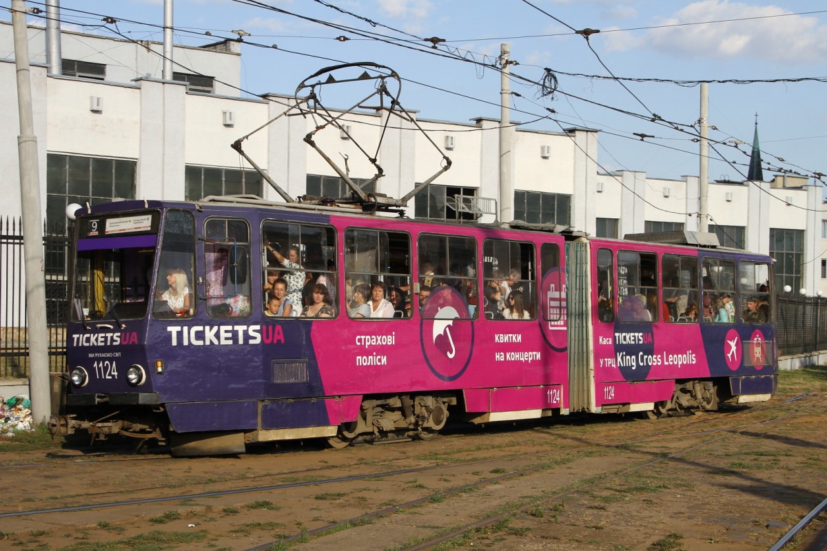 TATRA T4 mit der Nummer 1124 am 19.08.2015 in Lviv. Fotografiert an der Wendeschleife am Hauptbahnhof. Tickets UA Werbung.