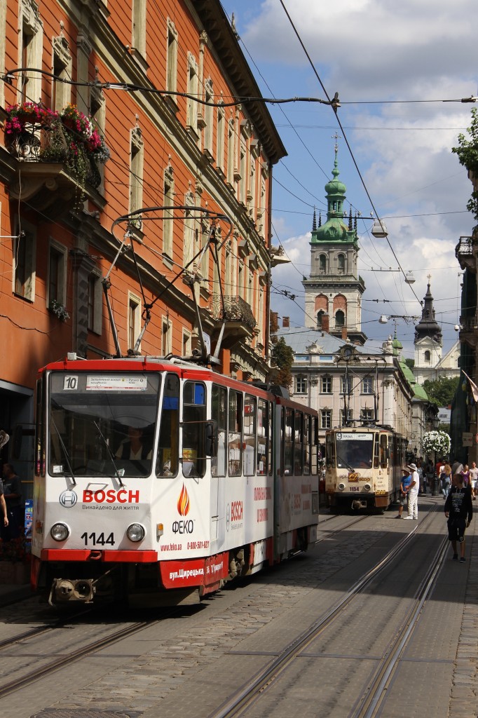 TATRA T4 mit der Nummer 1144 gefolgt von 1154 am 20.08.2015 in Lviv Centrum.