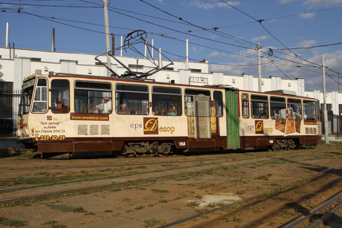 TATRA T4 mit der Nummer 1154 am 19.08.2015 in Lviv. Fotografiert an der Wendeschleife am Hauptbahnhof.