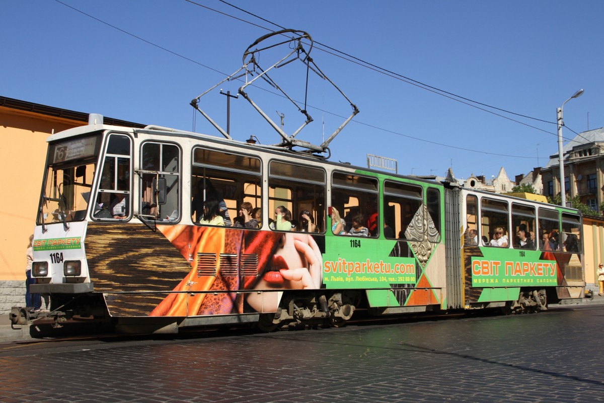 TATRA T4 mit der Nummer 1164 am 20.08.2015 in Lviv. Parket Werbung wird verkündet.