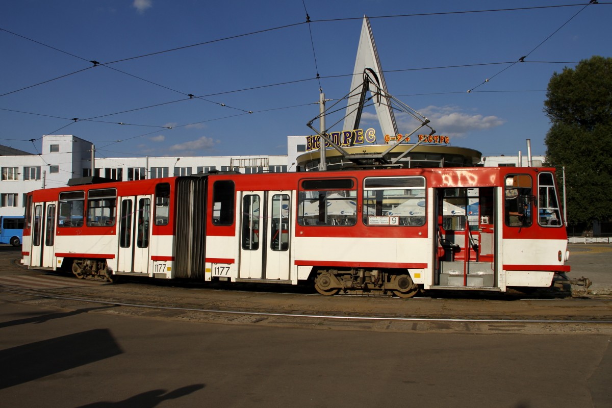 TATRA T4 mit der Nummer 1177 ex Erfurt am 19.08.2015 in Lviv. Fotografiert an der Wendeschleife am Hauptbahnhof. Im Hintergrund das Dach eines kleinen Kaffees, welches in die Mitte der Wendschleife gebaut ist.