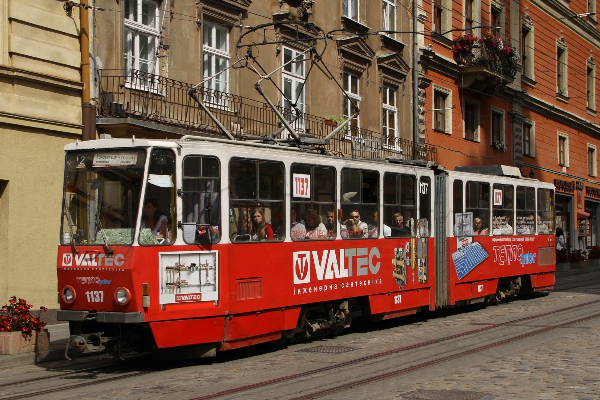 Tatra T4 Nummer 1137 in der Innenstadt von Lviv am 20.08.2015. 