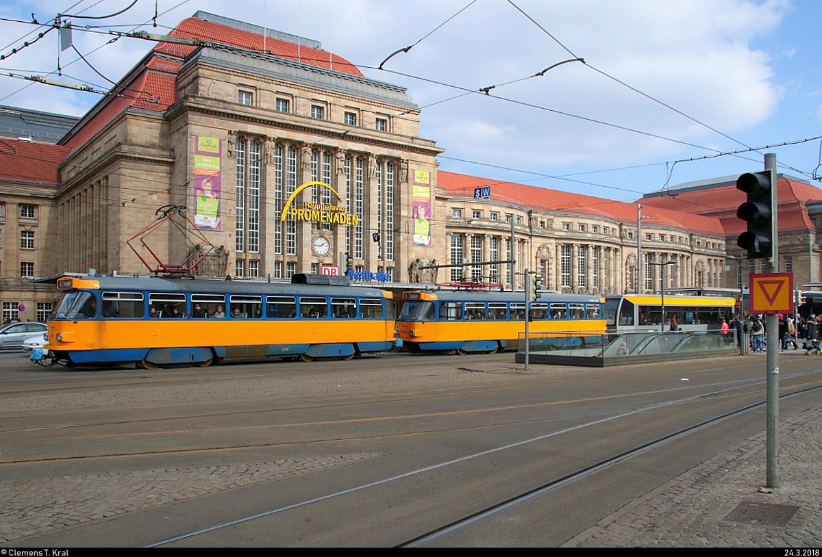 Tatra T4D-M, Wagen 2115 und 2066, mit Beiwagen NB4 der Leipziger Verkehrsbetriebe (LVB) als Linie 1 von Leipzig-Mockau, Post, nach Leipzig-Lausen verlassen die Haltestelle Hauptbahnhof. [24.3.2018 | 13:47 Uhr]