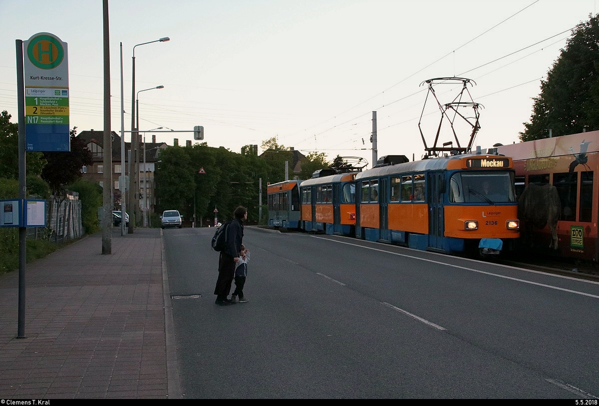 Tatra T4D-M, Wagen 2136 und 2???, mit Beiwagen NB4 der Leipziger Verkehrsbetriebe (LVB) als Linie 1 von Leipzig-Lausen nach Leipzig-Mockau, Post, erreicht die Haltestelle Kurt-Kresse-Straße. [5.5.2018 | 20:29 Uhr]