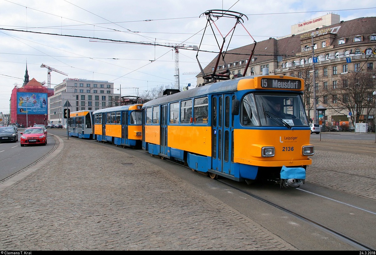 Tatra T4D-M, Wagen 2136 und 21??, mit Beiwagen NB4 der Leipziger Verkehrsbetriebe (LVB) als Linie 15 von Leipzig-Miltitz nach Leipzig-Meusdorf erreichen die Haltestelle Hauptbahnhof. [24.3.2018 | 13:41 Uhr]