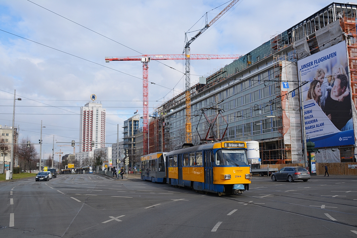 Tatra T4D-M1 #2194 mit einem NB4 Beiwagen auf der Linie 8 verlässt die Haltestelle Augustusplatz. Die Aufnahme stammt vom 12.02.2018.