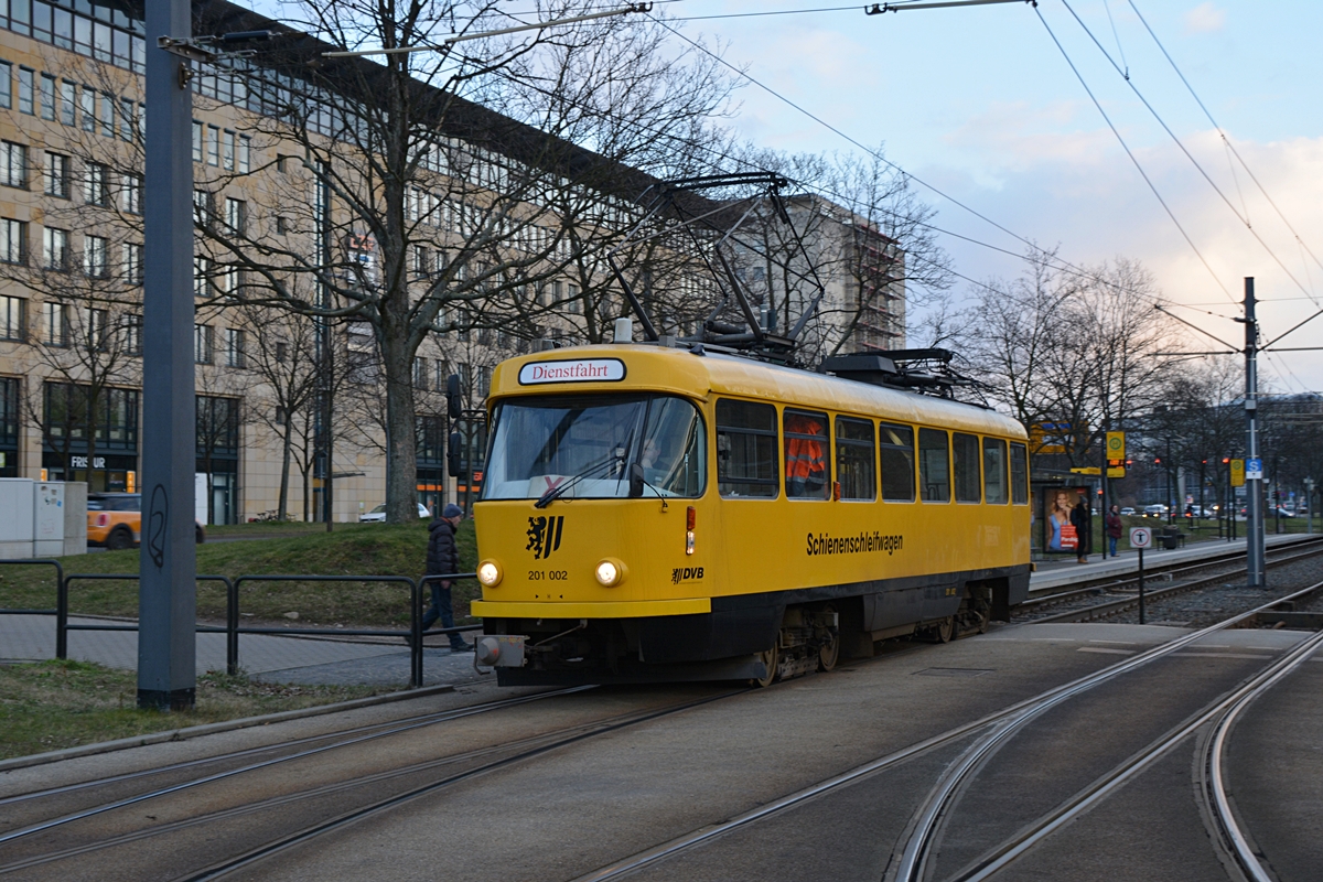 Tatra T4D Schienenschleifwagen (201 002) verlässt die Haltestelle S-Bahnhof Freiberger Straße. Die Aufnahme stammt vom 13.02.2018. 