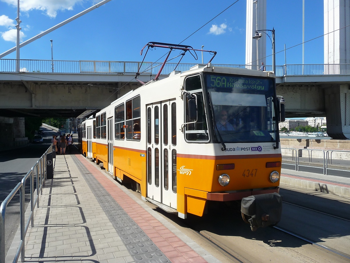 Tatra T5C5-Straßenbahn-Triebwagen 4347 der Linie 56A an der Haltestelle unterhalb der Elisabeth-Brücke in Budapest, 18.6.2016
