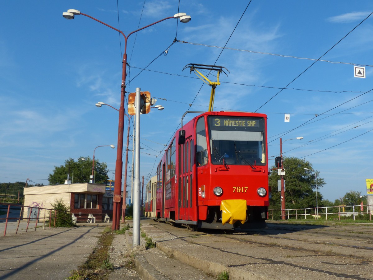 Tatra T6 Nr. 7917 in der Abendsonne des 24.8.2015 an der Endhaltestelle Rača-Komisárky.