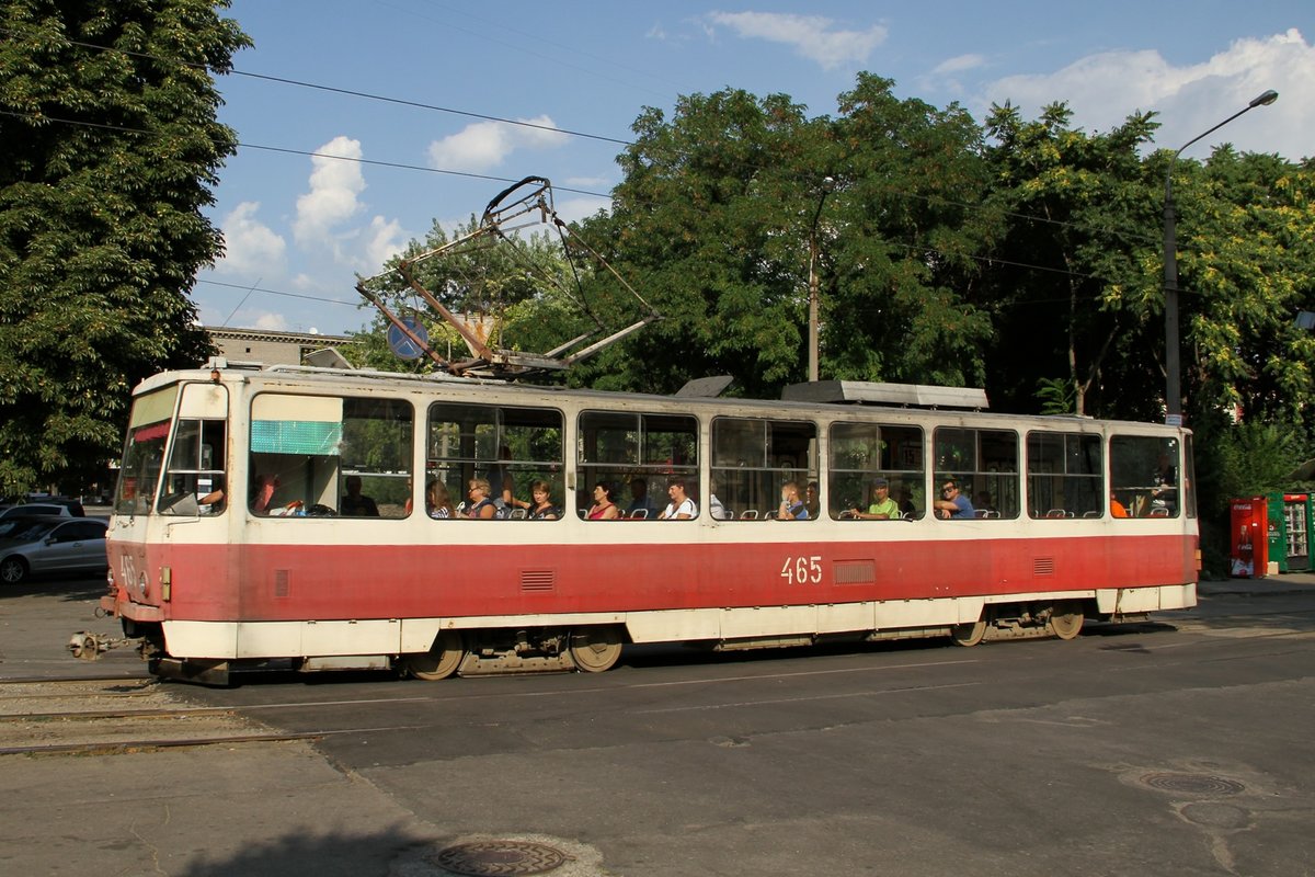Tatra T6B5 am 6 August 2016 in Zaporoshje. Wagen 465 ist auch wie viele andere Wägen in einem katastrophalen Zustand.