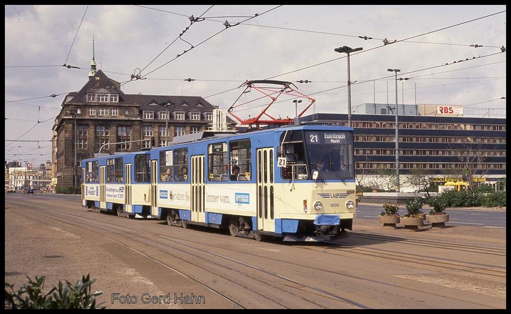 Tatra Tam 1005 in blau weißer Lackierung vor dem Hauptbahnhof in Leipzig am 26.4.1992.