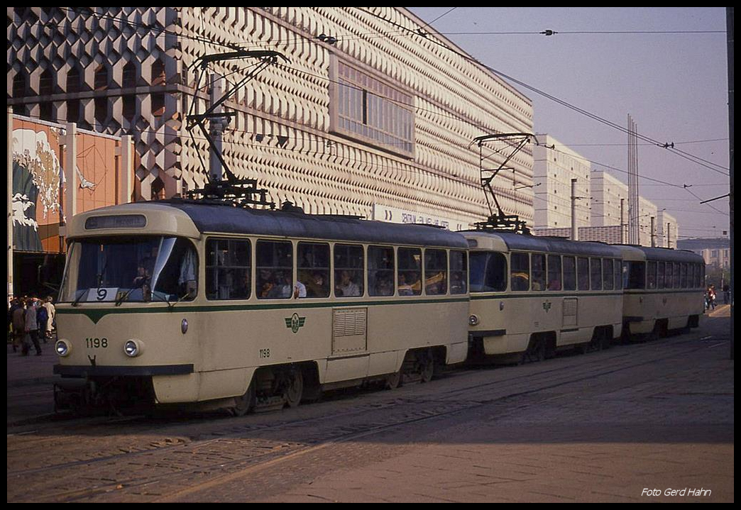 Tatra Tram 1198 auf der Linie 9 am Centrum Warenhaus am 2.4.1990 in der Innenstadt von Magdeburg.