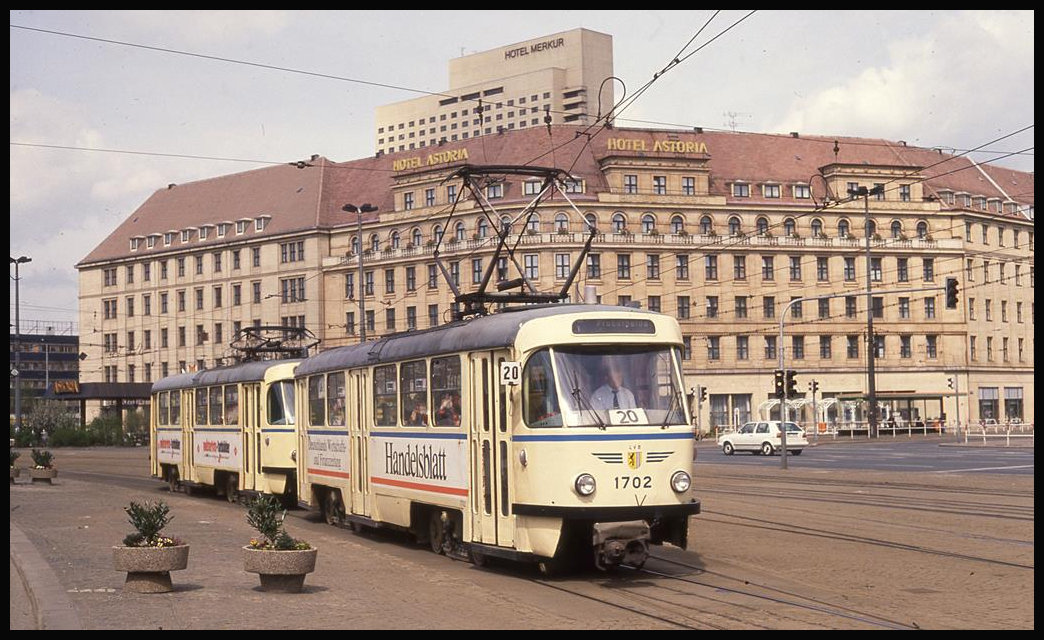 Tatra Tram 1702 mit einem zweiten Motorwagen vor den Hotels Astoria und Merkur am 26.4.1992 in Leipzig.