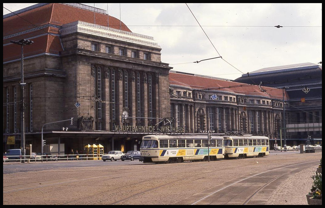 Tatra Tram 2010 mit einem zweiten Motorwagen als Beiwagen am 26.4.1992 vor dem Hauptbahnhof in Leipzig.