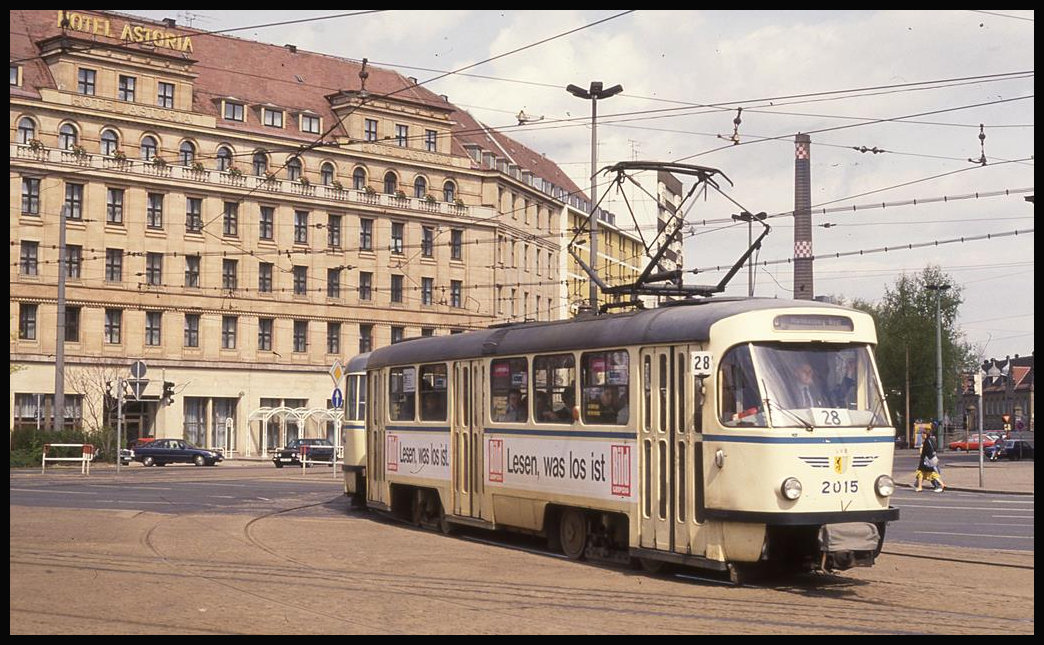 Tatra Tram 2015 biegt vor dem im Hintergrund sichtbaren Hotel Astoria zum Bahnhofsvorplatz in Leipzig ein.