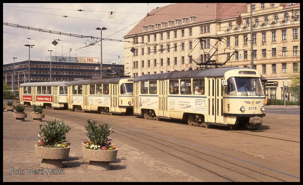 Tatra Tram 2176 erreicht mit zwei Beiwagen am 26.4.1992 den Leipziger Hauptbahnhof.