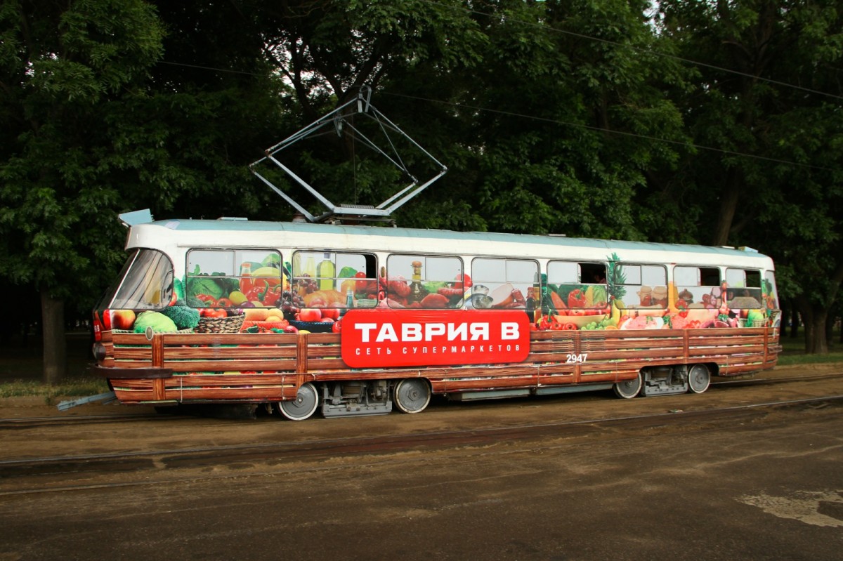 Tatra Tram 2947 ist am 26.06.2015 im farbenfrohen Kleid in Odessa unterwegs. 