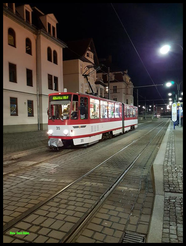 Tatra Tram 315 hält zu nächtlicher Stunde am 12.12.2017 am Berta von Suttner Platz in Gotha.