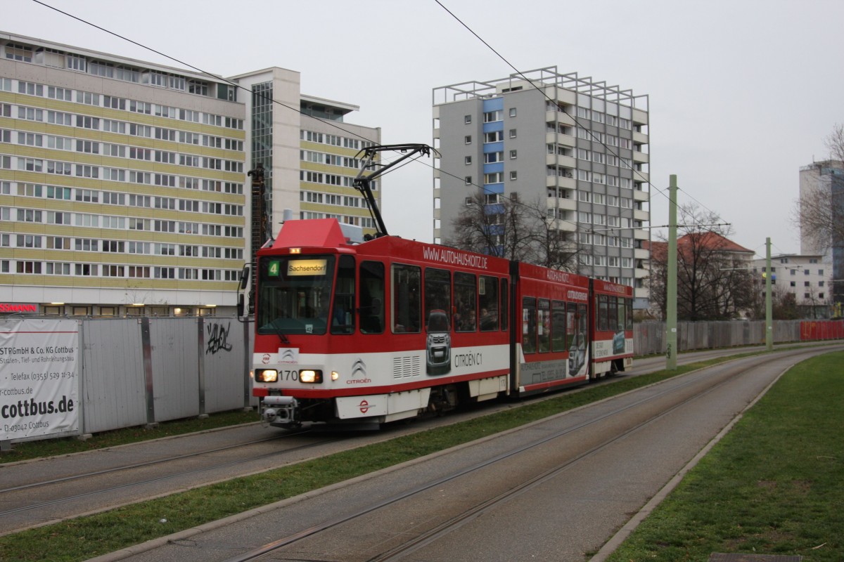 Tatra Tram Wagen 170 am 10.12.2015 auf der Linie 4 im Stadtgebiet Cottbus.