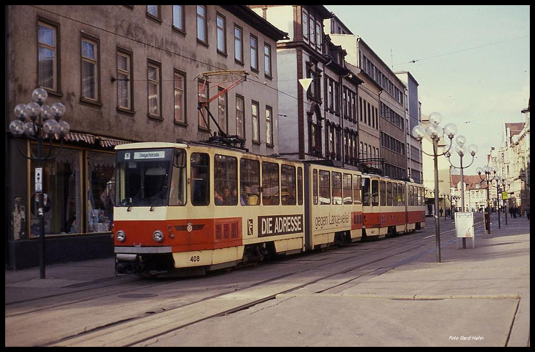 Tatra Tram Wagen 408 und ein weiteres unbekanntes Fahrzeug sind hier in der Innenstadt von Erfurt am 21.11.1990 auf der Linie 5 unterwegs.