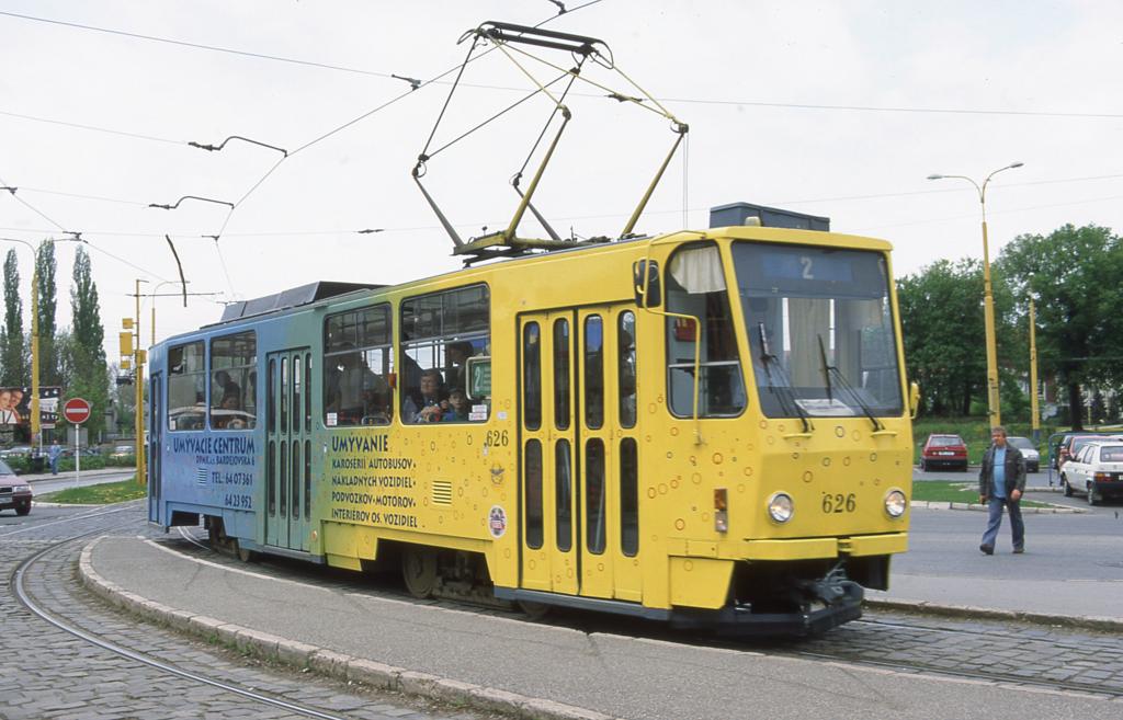 Tatra Tram Wagen 626 der Linie 2 fhrt hier am 2.5.2003 am Hauptbahnhof
in Kosice vor.