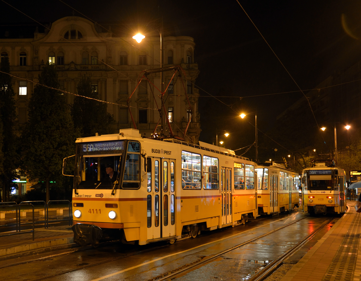 Tatra-Treffen zu später Stunde, die T5C5-Triebwägen 4111 und 4128 der Linie 56A trafen einander am verregenten Abend des 26. April 2017 am Szent Gellért tér. 