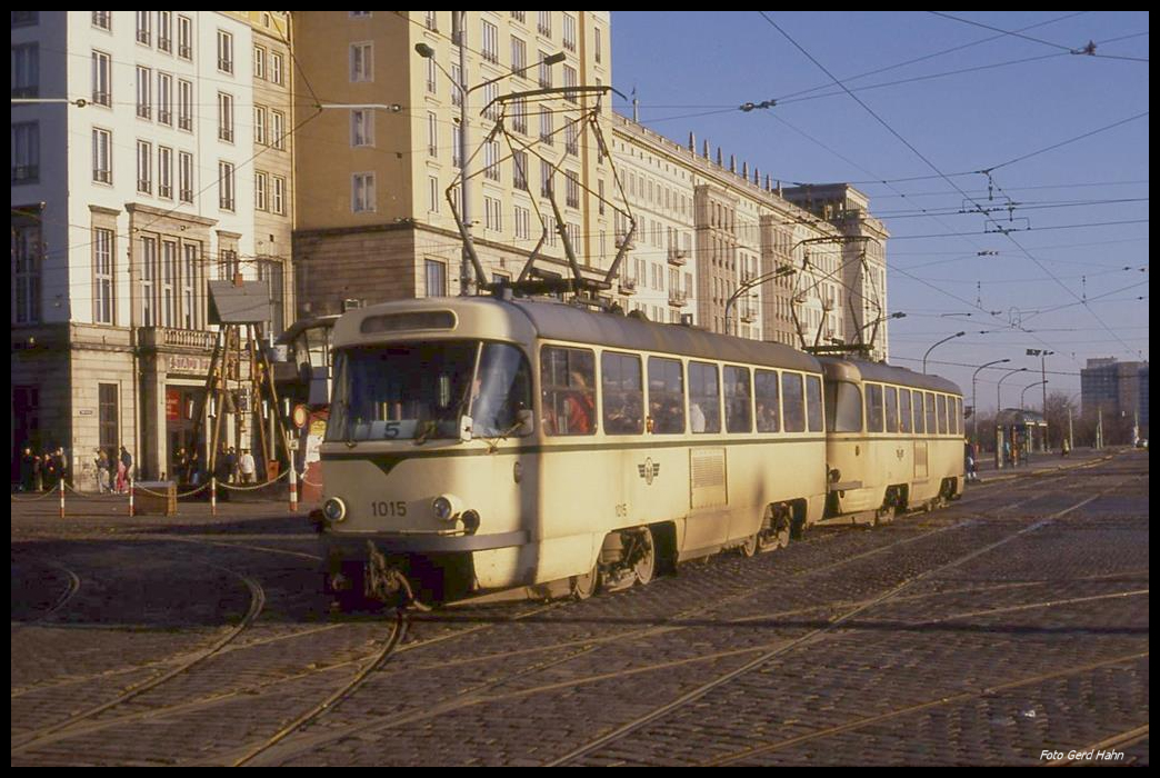 Tatra Wagen 1015 mit zweiter Tram am 30.12.1990 in der Innenstadt von Magdeburg auf der Linie 5 im Einsatz.