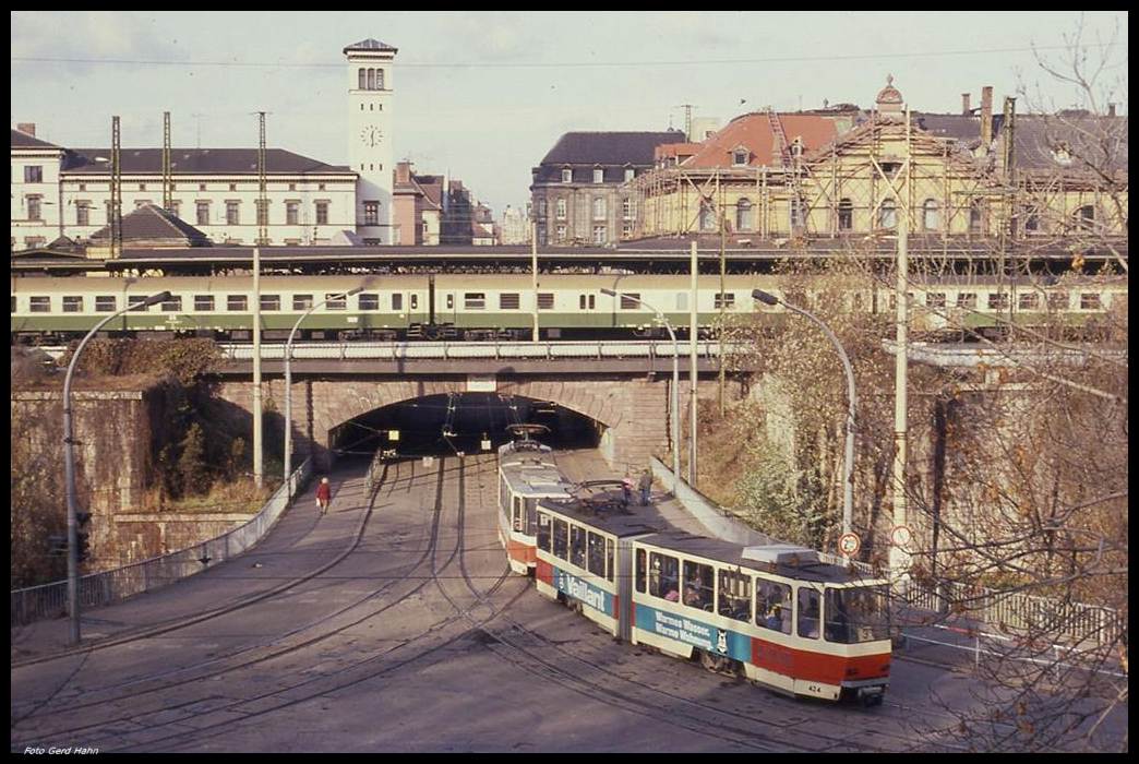 Tatra Wagen 424 der Linie 3 fährt hier am 21.11.1990 in Richtung Innenstadt Erfurt und unterquert zu diesem Zweck die hoch liegenden Gleise des Hauptbahnhofs.