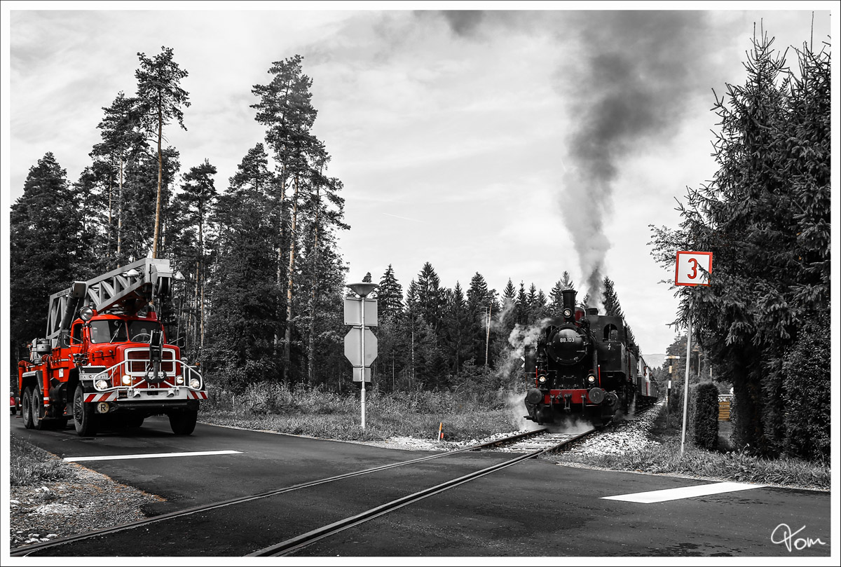 Tatü Tata - die Feuerwehr ist da ....  88.103 & 93.1332 der NBiK auf der Fahrt von Weizelsdorf nach Ferlach. 
Ferlach 1.9.2013