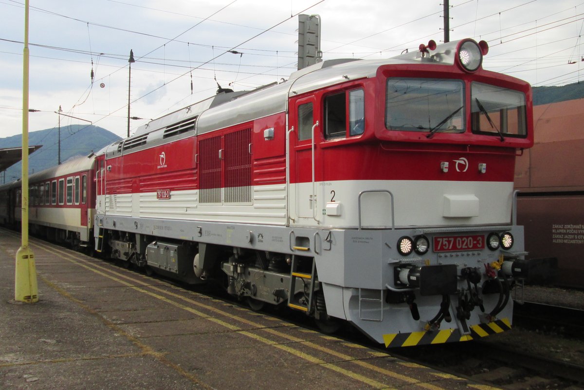 Tauchbrille 757 020 verlässt Vrutky am 30 Mai 2015.