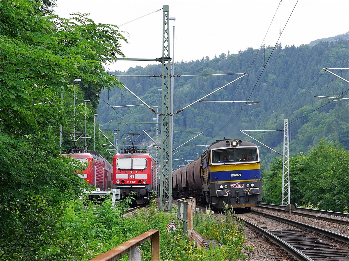  Taucherbrille  753 735 der AWT hat in Deutschland einen Güterzug abgeholt und ist jetzt kurz vor dem Grenzübergang nach Tschechien. Am Streckenende der S1 in D warten 143 883 und 143 909; Schöna (Sächsische Schweiz), 19.07.2015
