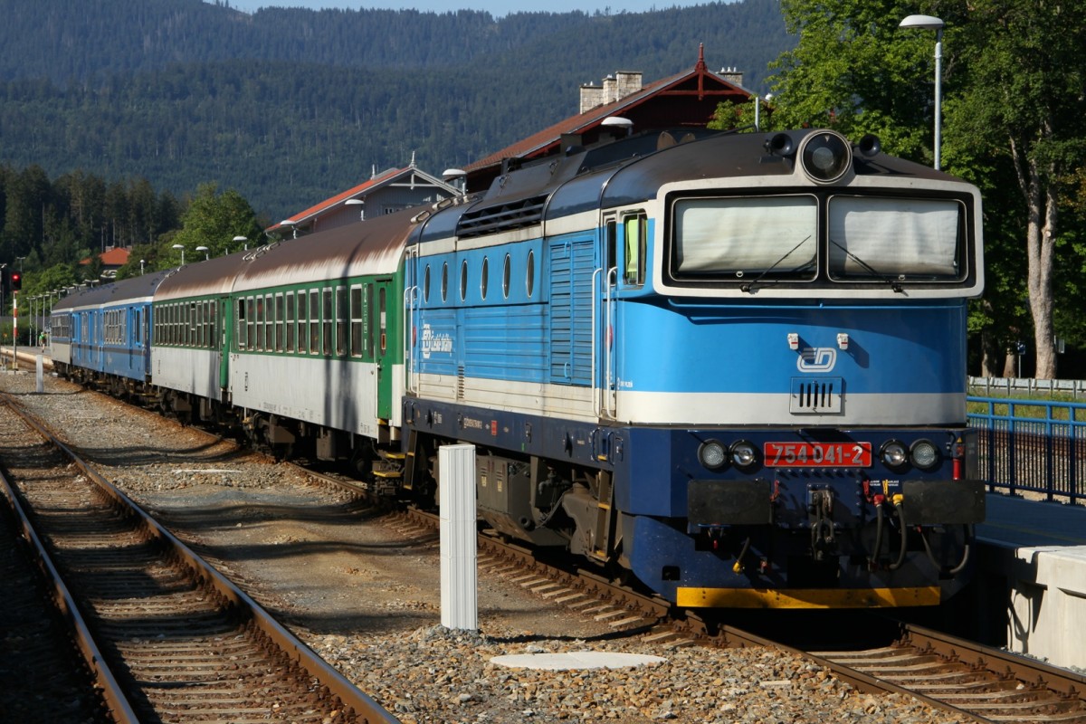 Taucherbrille 754 041-2 wartet in Bayrisch Eisenstein auf die Abfahrt nach Prag. Bild vom 30.08.2015.