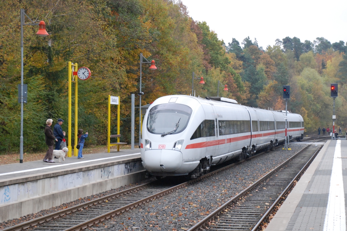 Taufe des Triebzuges 605 010 auf den Namen  Wehrheim (Taunus)  am 27.10.2007 auf der Taunusbahn. Aufnahme im Bf. Saalburg.