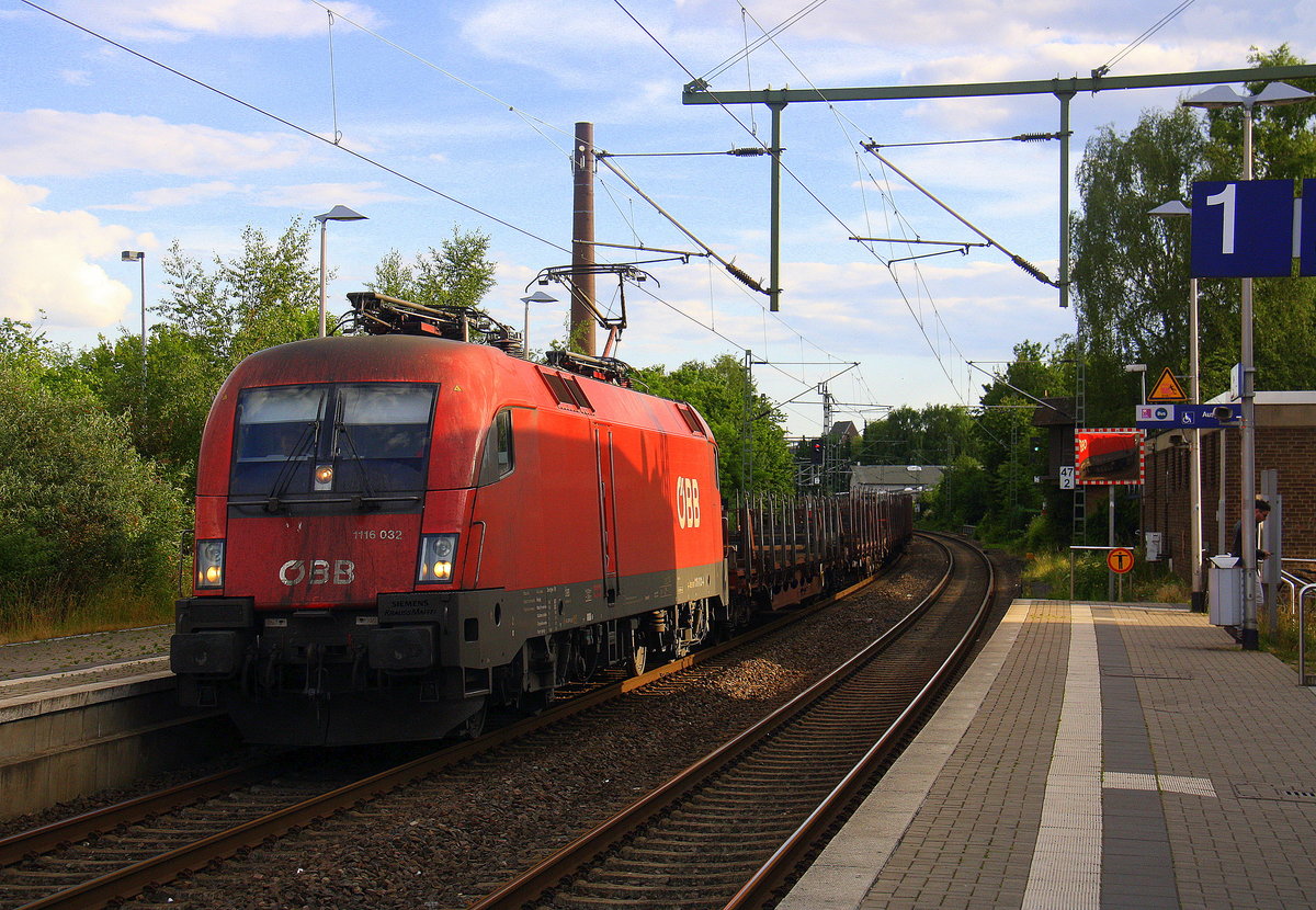 Taurus 1116 032 von ÖBB kommt als Umleiter mit einem Güterzug aus Belgien nach Österreich und kommt aus Richtung Aachen-West,Laurensberg,Richterich,Kohlscheid,Herzogenrath,Hofstadt,Finkenrath,Rimburg,Übach-Palenberg,Zweibrüggen,Frelenberg,Geilenkirchen,Süggerath,Lindern,Brachelen,Hückelhoven-Baal,Baalund fährt durch Erkelenz in Richtung Herrath,Beckrath,Wickrath,Rheydt-Hbf,Mönchengladbach-Hbf. 
Aufgenommen vom Bahnsteig 1 in Erkelenz. 
Bei Sommerwetter am Abend vom 5.6.2017.