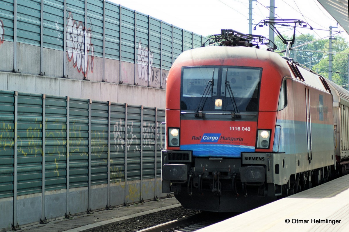Taurus 1116 048-8  Rail Cargo Hungaria am 21.5.2014 am Bahnhof Linz Ebelsberg in Richtung Wien