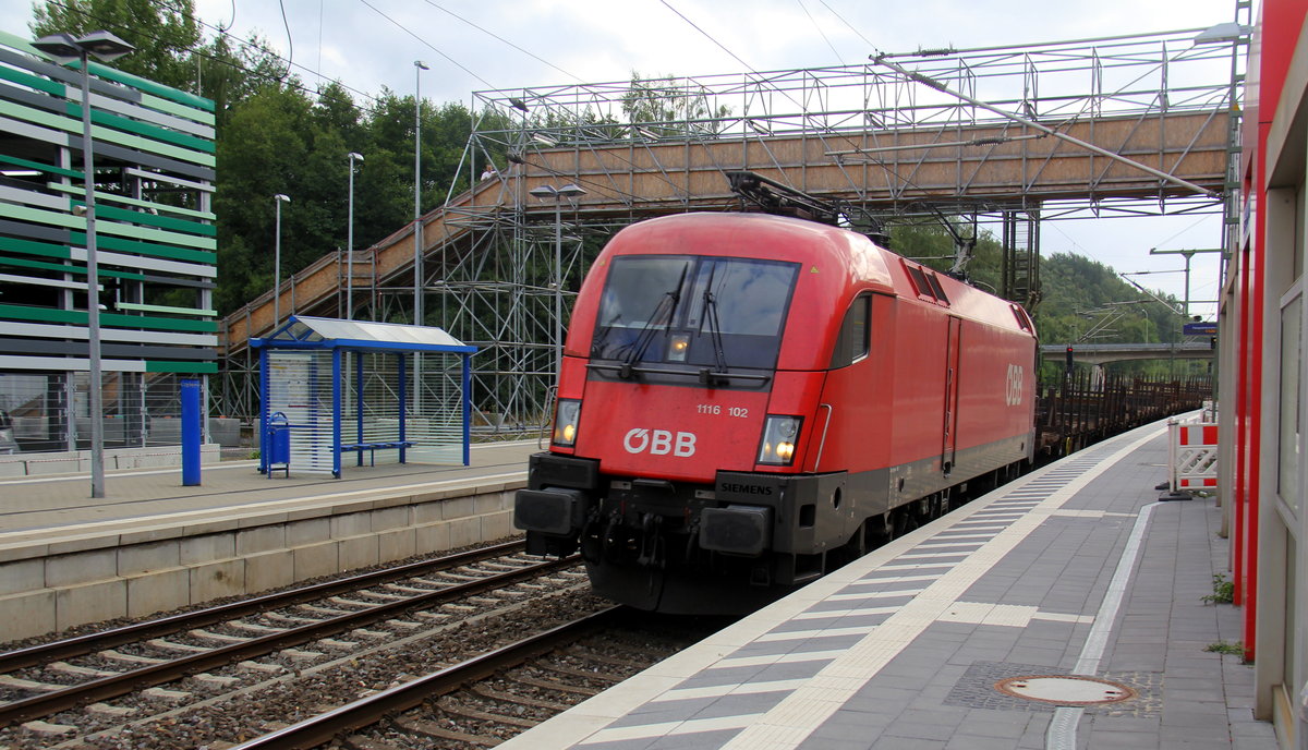 Taurus 1116 102 von ÖBB  kommt mit einem Güterzug aus Belgien nach Österreich und kommt aus Richtung Aachen-West,Aachen-Schanz,Aachen-Hbf,Aachen-Rothe-Erde,Aachen-Eilendorf und fährt durch Stolberg-Hbf(Rheinland) in Richtung Eschweiler-Hbf,Langerwehe,Düren,Merzenich,Buir,Horrem,Kerpen-Köln-Ehrenfeld,Köln-West,Köln-Süd. Aufgenommen vom Bahnsteig 1 von Stolberg-Rheinland-Hbf.
Bei Sonne und Wolken am Nachmittag vom 27.8.2018.