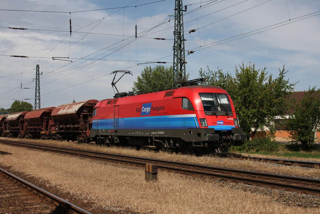 Taurus 1116.045 von Rail Hungaria Cargo wartet im Bahnhof Rakamaz einen Gegenzug ab, um danach in Richtung Nyiregyhaza weiter zu fahren. Die Strecke ist in diesem
Abschnitt eingleisig! Bei dem Taurus handelt es sich meines Erachtens um ein ehemals bei der ÖBB eingestelltes Triebfahrzeug.