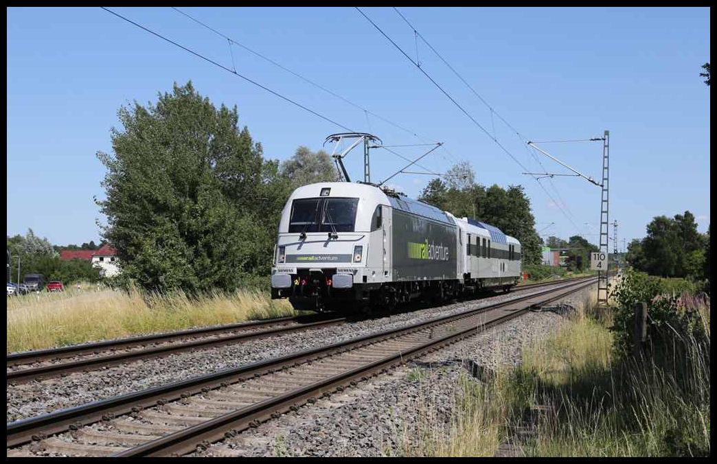 Taurus 2190311 war am 7.7.2023 für Railadventure im Einsatz und kam mit einem alten TEE Aussichtswagen um 14.31 Uhr in Richtung Münster fahrend durch Hasbergen.