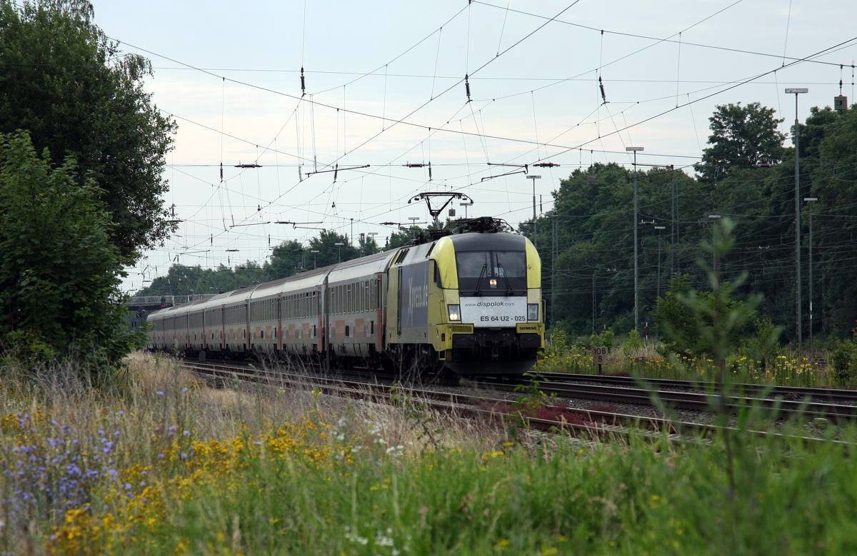 Taurus Boxxpress ES64U2-025 mit dem morgendlichen HKX 1800 nach Köln bei der Durchfahrt in Hasbergen. Der Zug bestand an diesem Tag durchgängig aus ehemaligen belgischen Schnellzugwagen.