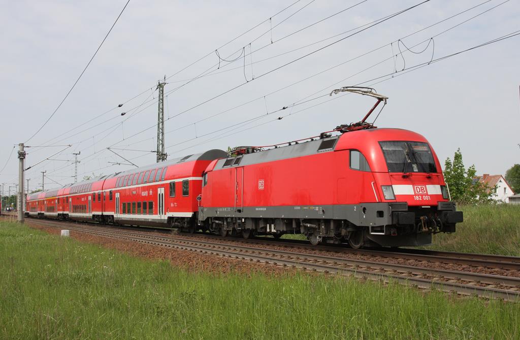 Taurus DB 182001 war am 19.05.2016 um 11.11 Uhr in Jacobsdorf mit dem Zug von Frankfurt an der Oder nach Magdeburg auf der KBS 201 zu sehen.