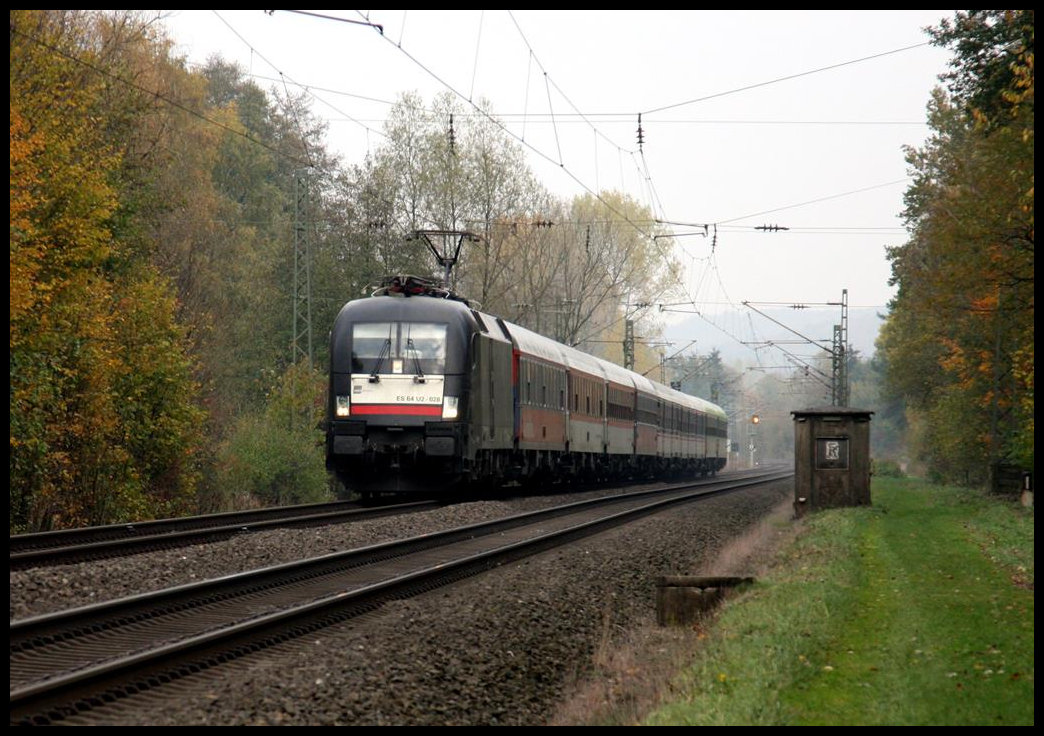 Taurus ES64 U2 - 028 ist hier am 4.11.2018 um 14.53 Uhr planmäßig mit dem Flixtrain nach Köln in Lengerich - Schollbruch unterwegs.
