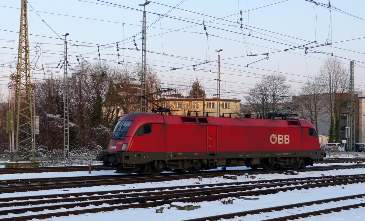 Taurus ÖBB 1016 017 von ÖBB rangiert in Aachen-West. 
Aufgenommen vom Bahnsteig in Aachen-West.
Bei Sonnenschein und Schnee am Kalten Nachmittag vom 7.2.2018.