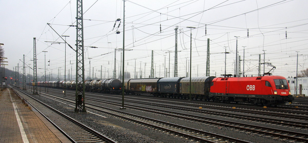 Taurus ÖBB 1116 050 von ÖBB Railtraxx steht in Aachen-West mit einem langen Coilzug aus Antwerpen-Waaslandhaven(B) nach Linz-Voestalpine(A). 
Aufgenommen vom Bahnsteig in Aachen-West. 
Bei Regenwetter am kalten Nachmittag vom 30.1.2017.