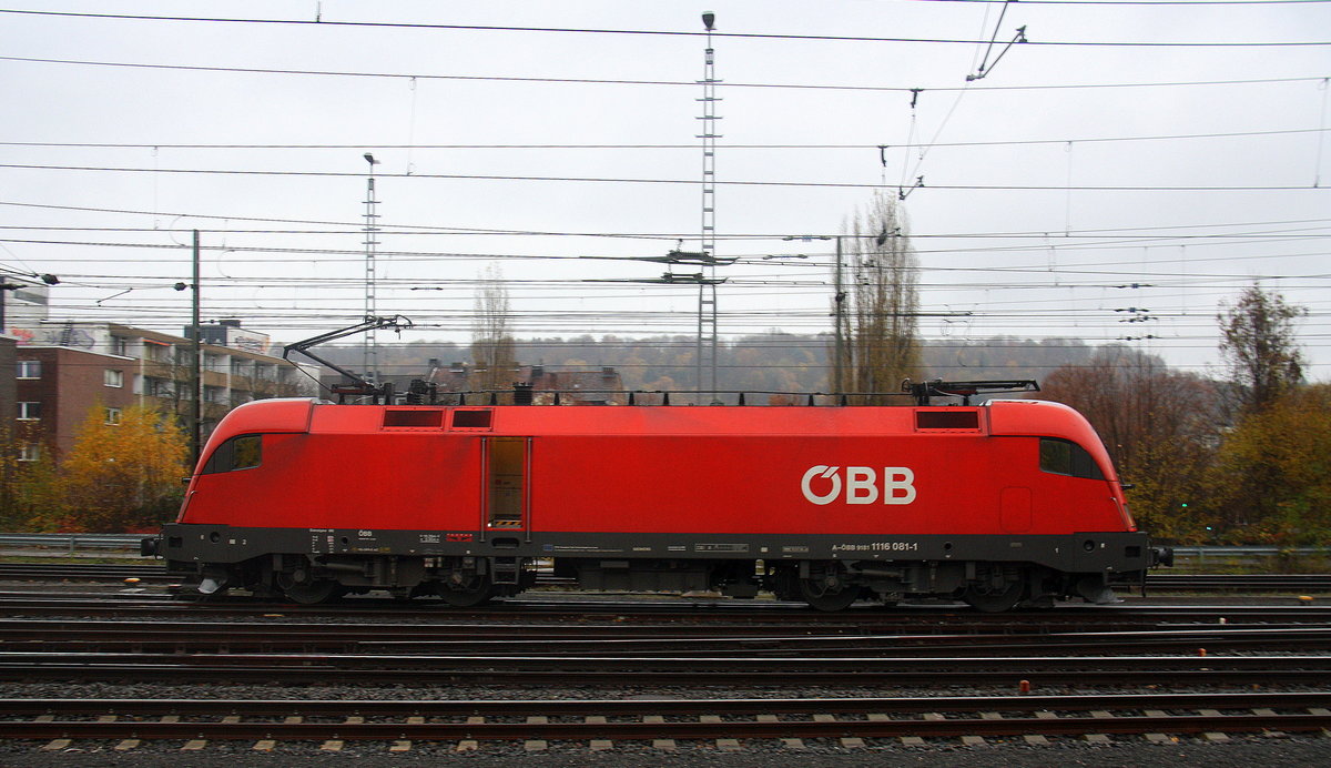 Taurus ÖBB 1116 081  von ÖBB rangiert in Aachen-West. 
Aufgenommen vom Bahnsteig in Aachen-West.
Bei Regenwetter am Nachmittag vom 20.11.2017.