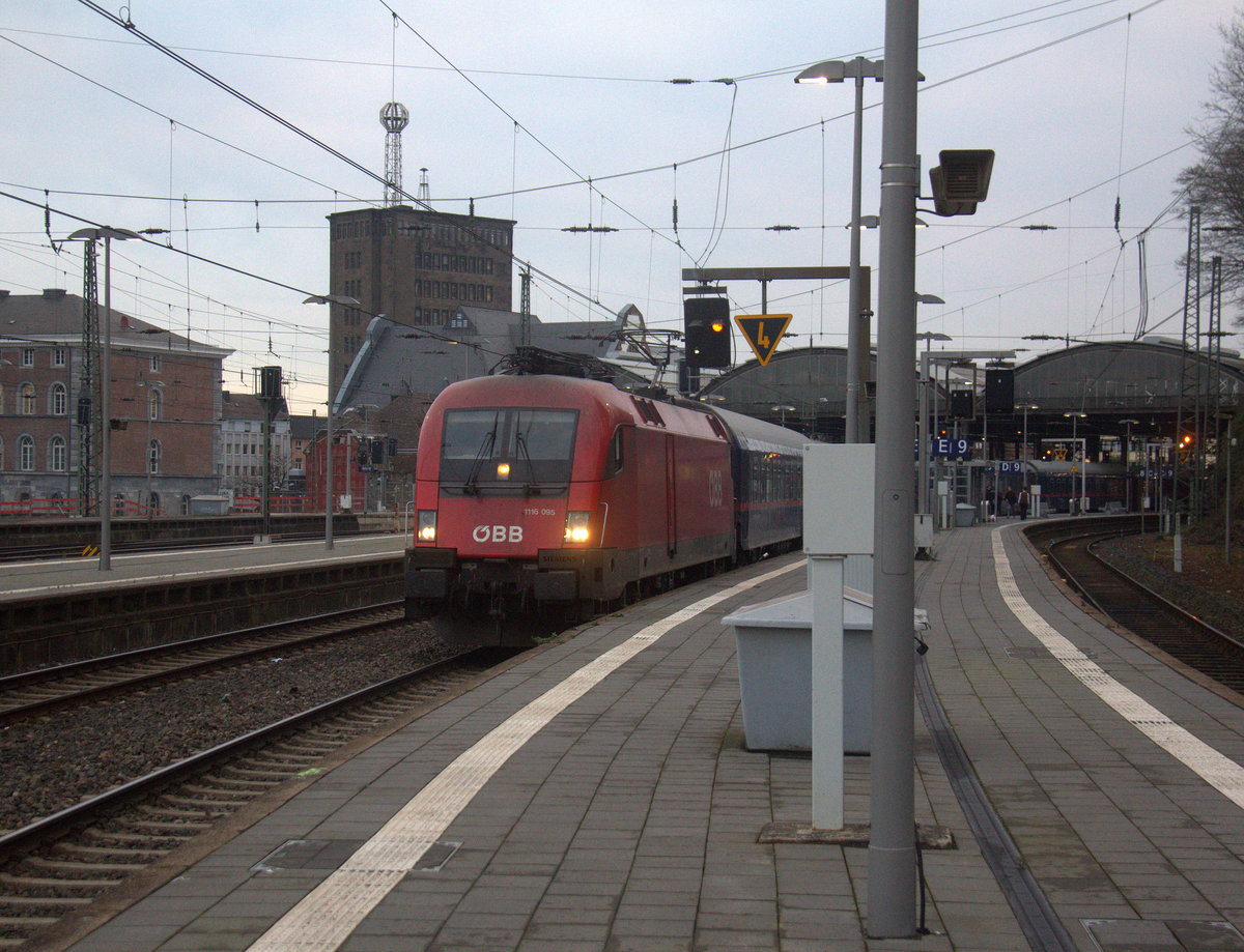 Taurus ÖBB 1116 095 von ÖBB kommt mit dem Nightjet aus Wien-Innsbruck(A) nach Brüssel(B) und steht in Aachen-Hbf.
Aufgenommen vom Bahnsteig 6 in Aachen-Hbf. 
Am Morgen vom 6.2.2020.